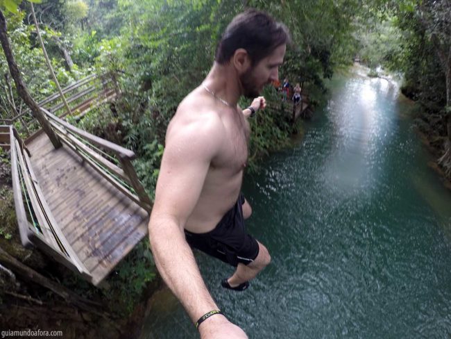 Salto em cachoeira em Bonito