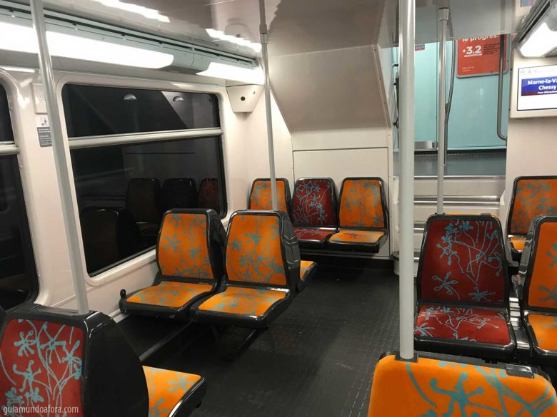 Interior do RER em Paris