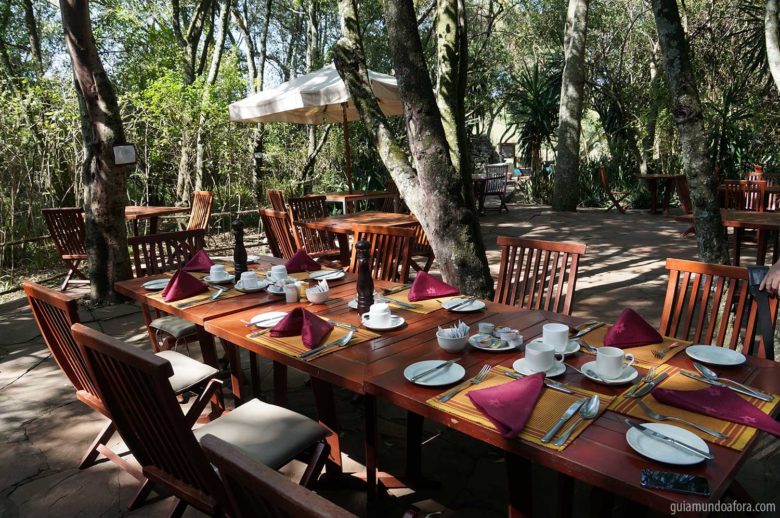 Café da manhã em hotel de tenda luxuosa na savana