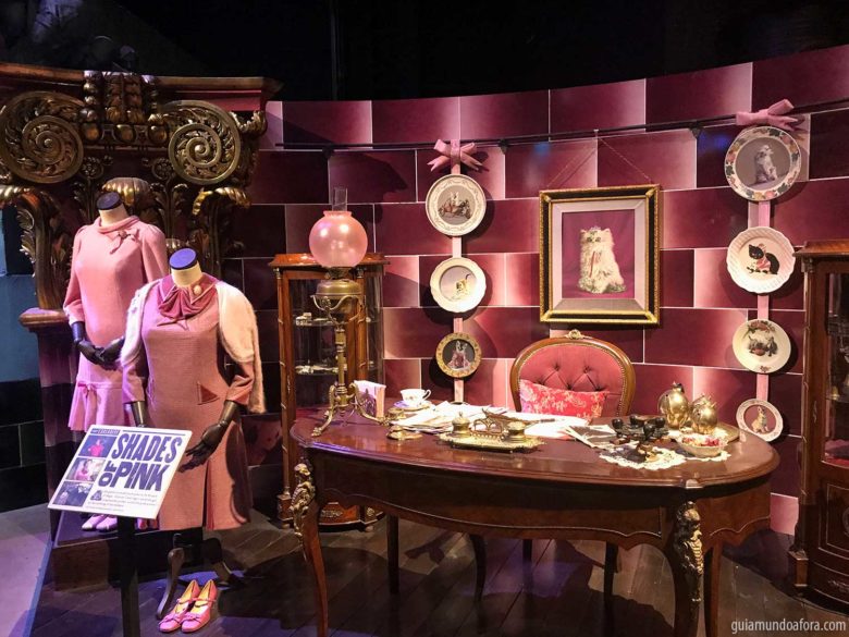sala-umbridge-min-780x585 Quanto custa e como chegar nos Estúdios do Harry Potter em Londres? sala-umbridge-min-780x585 Quanto custa e como chegar nos Estúdios do Harry Potter em Londres?