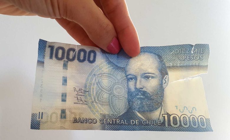 nota-falsa-peso-min-780x477 Moeda do Chile: onde trocar dinheiro em Santiago? Levo Real? nota-falsa-peso-min-780x477 Moeda do Chile: onde trocar dinheiro em Santiago? Levo Real?